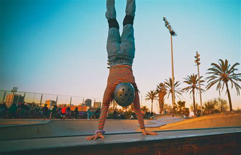 Gadis Muda Terampil Ekstrim Melakukan Trik Skating Dan Stunts Di Luar Taman Skateboard Foto Stok ...