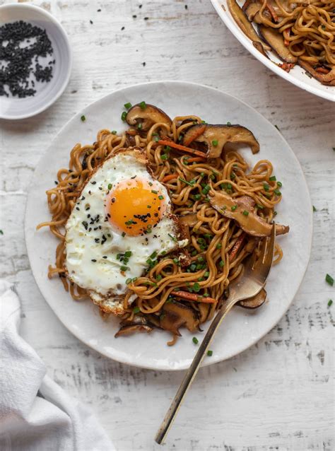 20 Minute Ramen Noodles with Sesame Fried Eggs - Veggie Ramen