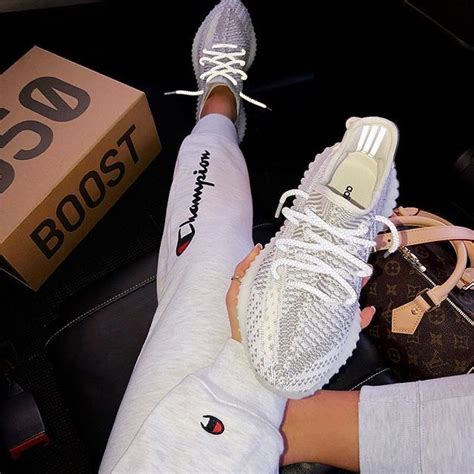 @lilianaaquevedoo💫 | Yeezy shoes, Yeezy outfit, Yeezy shoes women