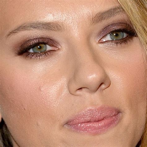 Scarlett Johansson Matched Her Purple Eyeshadow to Her Dress | Purple eyeshadow, Smoky eye and ...