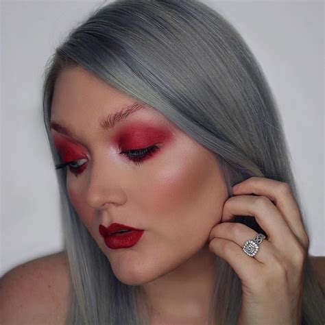 Red Monochromatic Makeup | Monochromatic makeup, Red monochromatic makeup, Makeup inspo