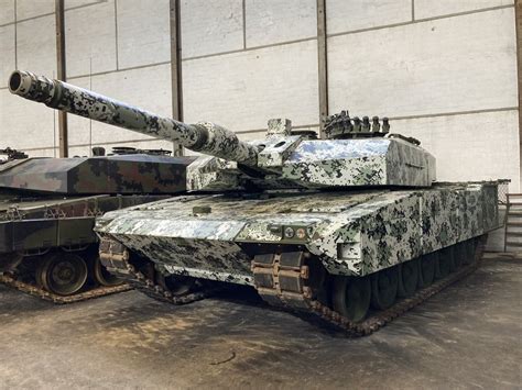 🇨🇭 Leopard 2 prototypes with pixelated camouflage, in a military museum ...