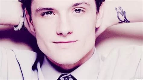 Josh Hutcherson y su divertida reacción a el meme de su cara con "Whistle" de fondo — Rock&Pop