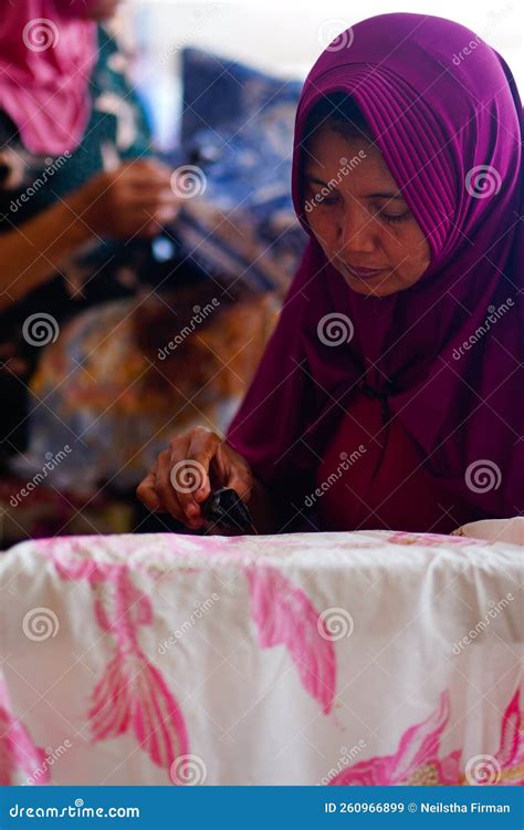 November 5, 2022 Batik Painting Process in Lasem, Central Java, Indonesia Editorial Stock Image ...