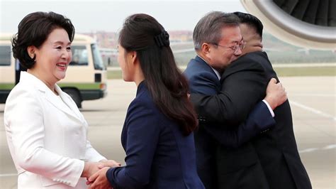 Kim Jong Un hugs Moon Jae-in at start of Korean summit