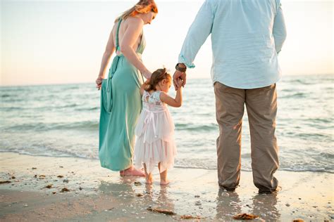 Fun Family Beach Poses — Kelly Goggin Photography