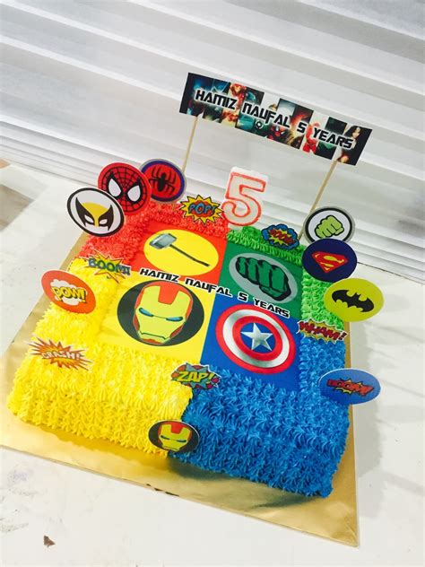 ninie cakes house: Superhero Theme Cake square shape