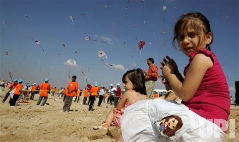 Photo: Thousands of children fly kites during festival in Gaza - GAZ2009073003 - UPI.com