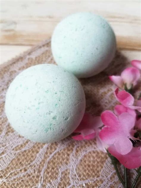 Easy DIY Bath Bombs Recipe With Peppermint Essential Oils