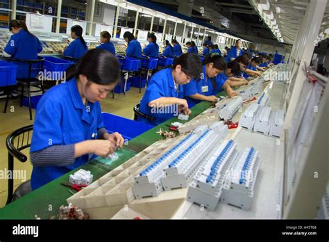 Les femmes qui travaillent sur la chaîne de montage de l'chint appareil électrique basse tension ...