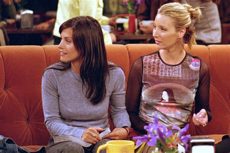 Friends reunion! Courteney Cox and Lisa Kudrow reunited in Central Perk ...