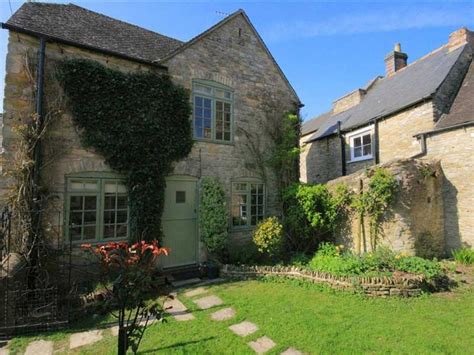 Dog Friendly Cottages in the Cotswolds [+ 6 Hot Tub Holidays]