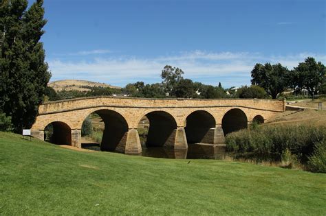 Richmond Bridge - the oldest bridge in Australia - Fiiaelina