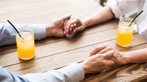 Free Photo | Close-up old couple holding hands