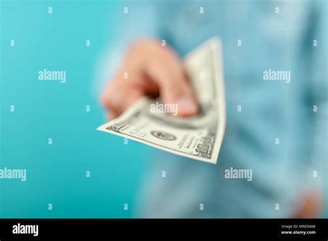 Hand holding 100 dollar bills hi-res stock photography and images - Alamy