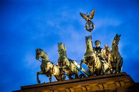 Premium Photo | Quadriga statue at brandenburg gate