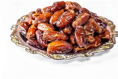Dried dates in a vintage metal tray on white background - Creative Commons Bilder