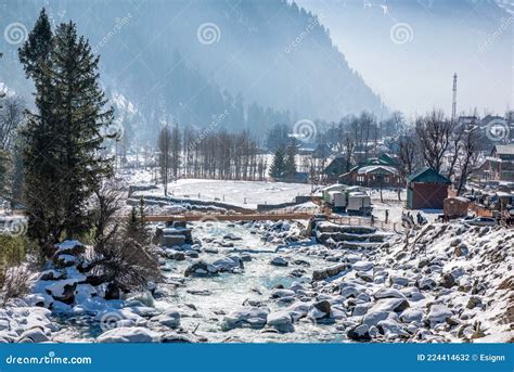 Beautiful View of Sonmarg in Winter, Sonmarg, Kashmir Editorial ...