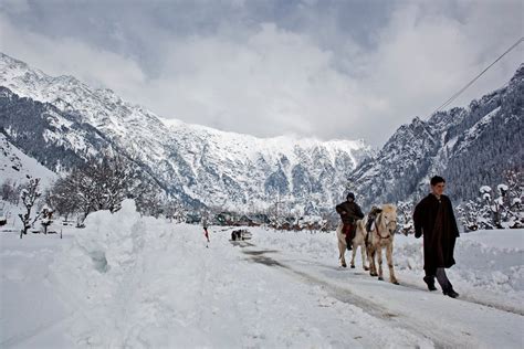 These Stunning Photographs Show How Kashmir Turns Into A Snowy ...