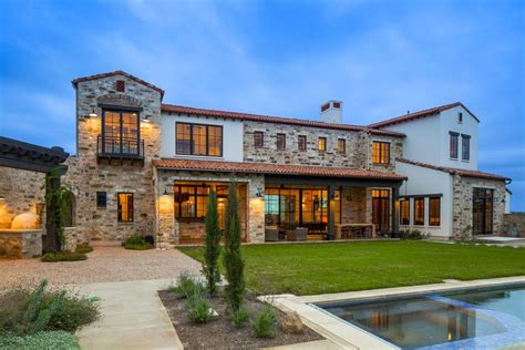 Contemporary Italian Farmhouse — Vanguard Studio, Inc. Austin, Texas Architect