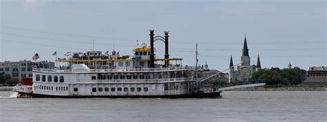 Paddlewheeler Creole Queen + Oak Alley Plantation Tour & Swamp Tour