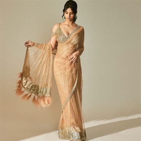 Suhana Khan rocks in a saree, mom Gauri Khan drapes it for her | Entertainment Gallery News ...