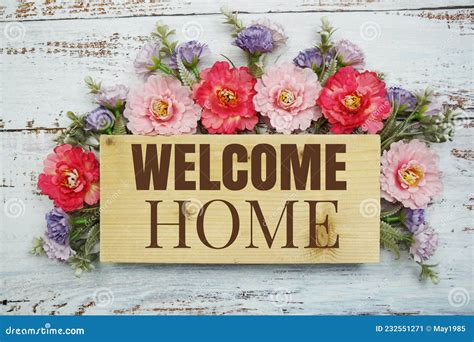 Welcome Home Text with Flowers Frame Decorate on Wooden Background ...