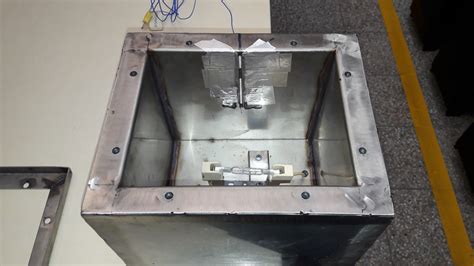 The experimental setup. The heat source is located at the bottom of the... | Download Scientific ...