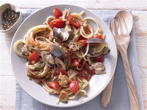 Pasta with Clams and Cherry Tomatoes Recipe | EatSmarter