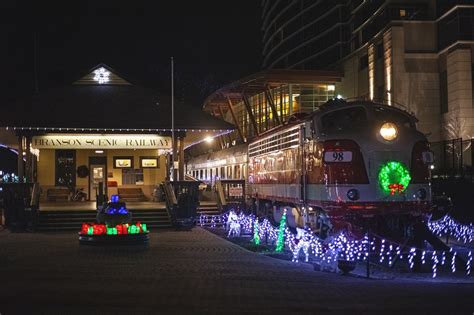 14 Best Christmas Train Rides 2020 - Holiday Train Rides in the US