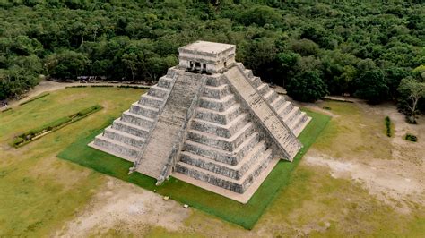 Aerial view of a civilization Maia pyramid, Chichen Itza, Yucatán, Mexico | Windows Spotlight Images