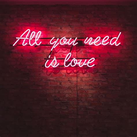 Lo que todos necesitamos... #loveisallyouneed | Frases en letreros de neón, Frases bonitas ...