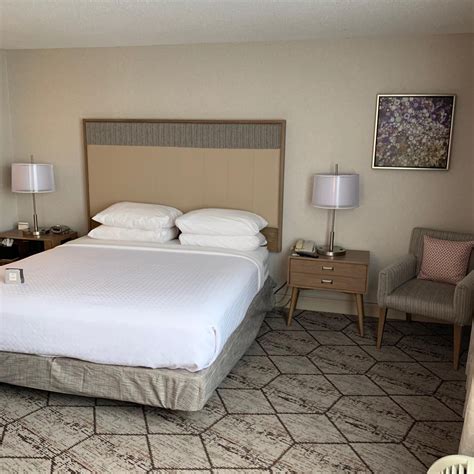 Pet-Friendly Hotels in New York near Syracuse Airport | Crowne Plaza ...