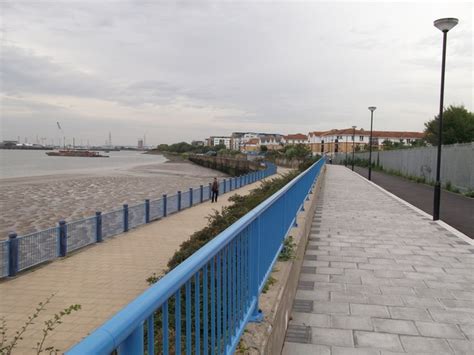 Thames Path and Thames Cycle Route to... © David Anstiss cc-by-sa/2.0 :: Geograph Britain and ...