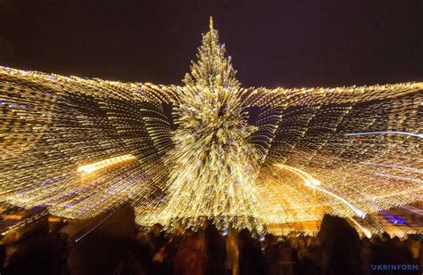 Ukraine’s main Christmas tree unveiled in Kyiv. Photos