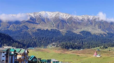 Kashmir receives season's first snowfall in Gulmarg – India TV