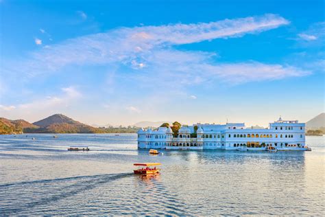 Boat Ride In Pichola Lake, Udaipur | Book Now @ 15% Off!