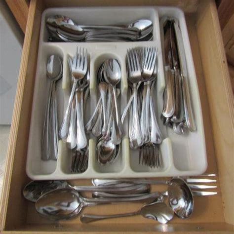 LOT 36 PFALTZGRAFF FLATWARE/SILVERWARE | EstateSales.org