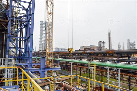 Construction in an oil refinery. Petrochemical plant. 13404674 Stock ...