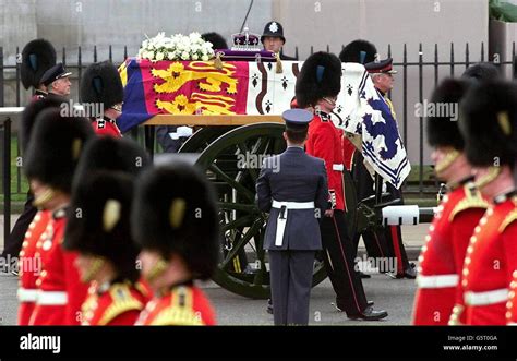 Queen Mother funeral Stock Photo: 106862794 - Alamy