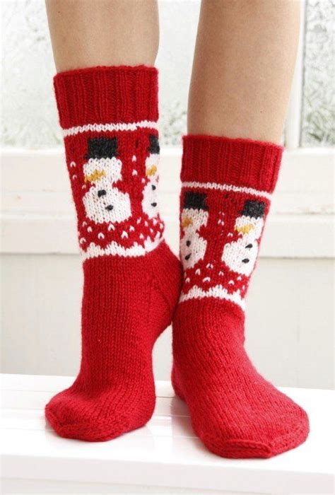 16 Adorable Knitted Christmas Socks and Gloves With Free Patterns | Crochet socks pattern ...