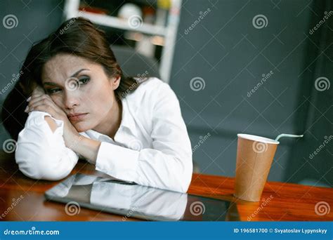 Mujeres De Negocios Cansadas O Aburridas Se Relajan En El Lugar De ...