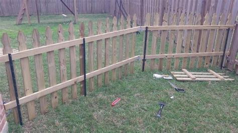 20 Inexpensive Temporary Fencing Ideas for Your Home 27 | Diy garden ...