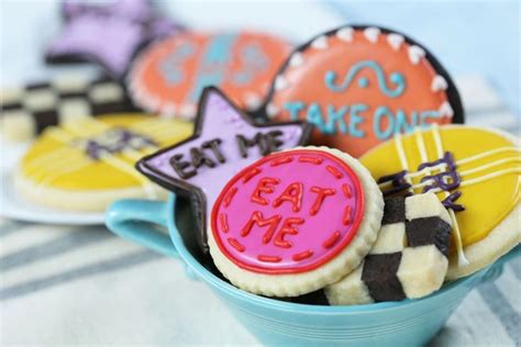 Alice in Wonderland 'Eat Me' Cookies | Cookies, Frozen chocolate, Food