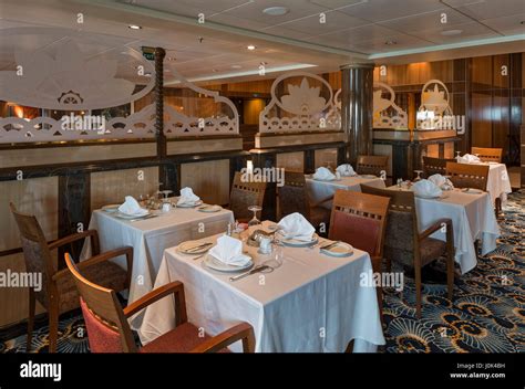 Fine dining restaurant - Interior of the Queen Mary 2. Cunard Queen Stock Photo: 138103493 - Alamy