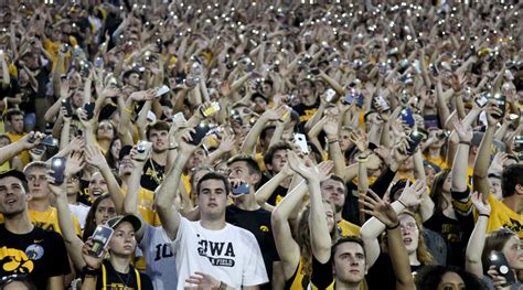 Iowa Wave: Fans light up Kinnick Stadium at night (Video) - Sports ...