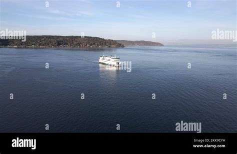 The Vashon Ferry approaches Point Defiance terminal, calm blue water Stock Video Footage - Alamy