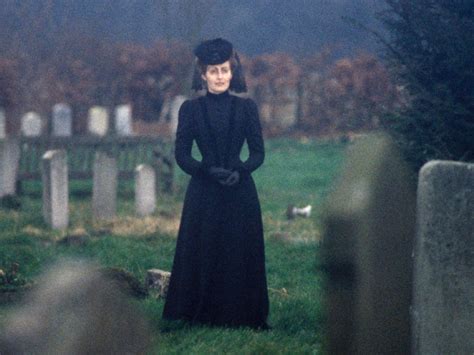 The CarrCom Blog: Movie Review - The Woman in Black (1989)