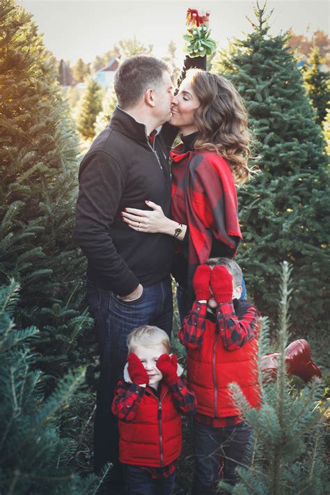 Christmas Tree Farm Family Pictures with family photo outfit ideas ...