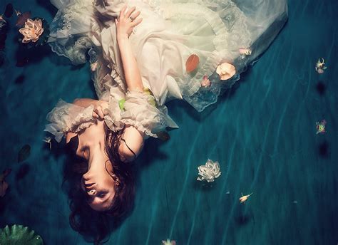 Underwater Shoots: Guide To Epic & Amazing Underwater Pre Weddings